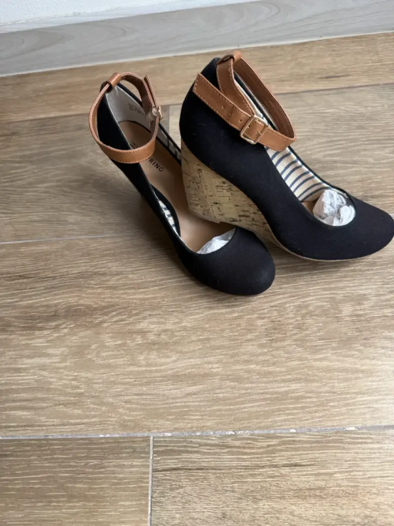 Zapatos de cuña negros con correa marrón - 1