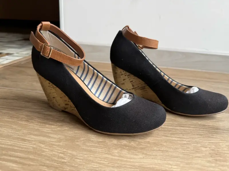 Zapatos de cuña negros con correa marrón - 2