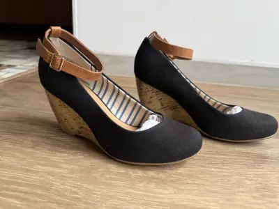 Zapatos de cuña negros con correa marrón - miniatura 2