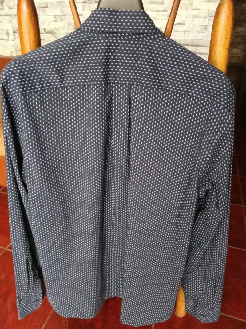 Camisa azul de hombre con diseño de puntos - 2
