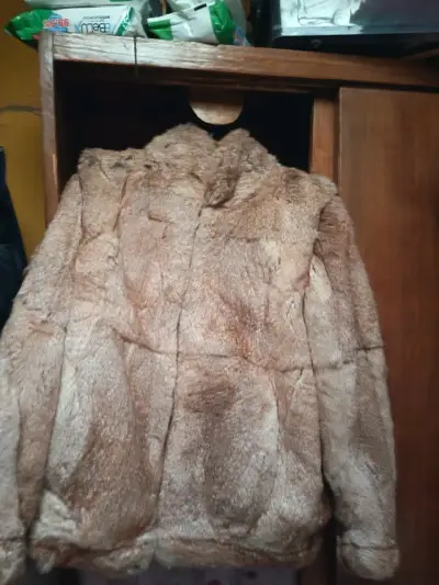 Abrigo de piel de conejo marrón para mujer - miniatura 1