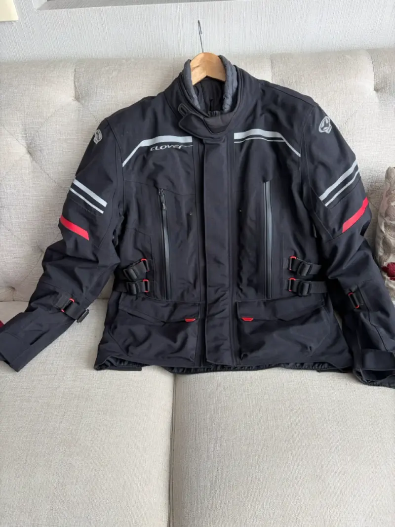 Chaqueta de moto Clover negra con detalles rojos - 1