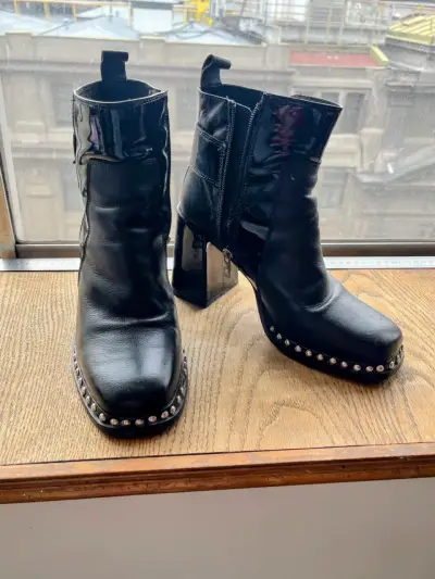 Botines de cuero negro con tachas y tacón alto - miniatura 1
