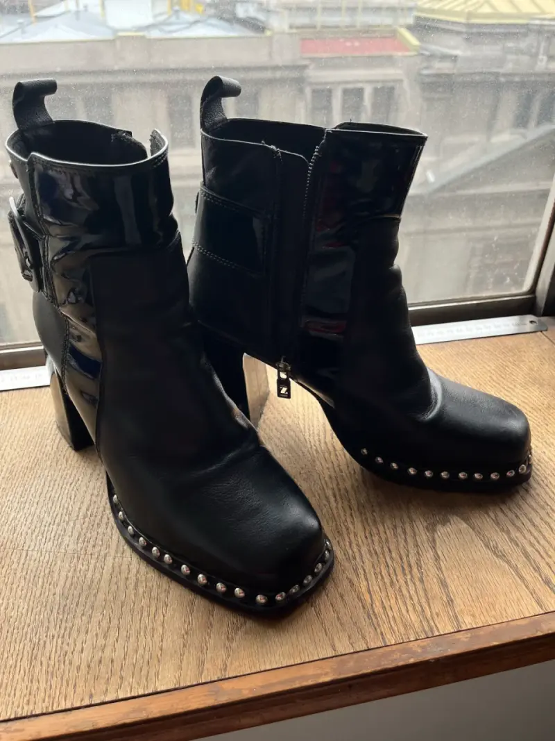 Botines de cuero negro con tachas y tacón alto - 2