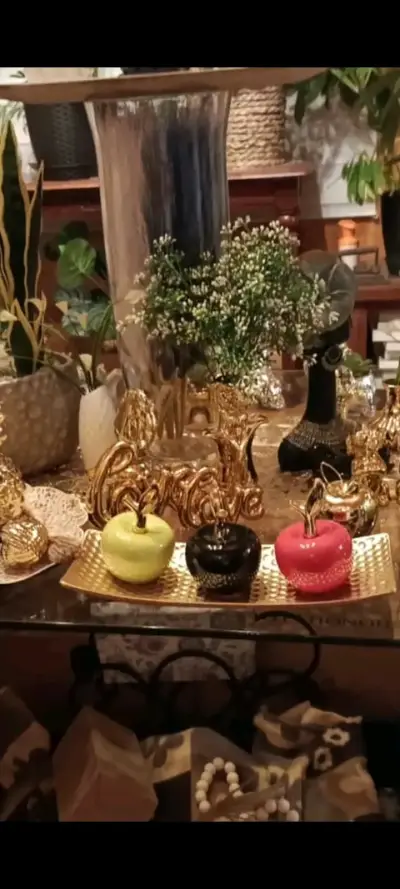 Decoración de mesa con figuras doradas y frutales - miniatura 1