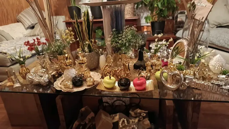 Decoración de mesa con figuras doradas y frutales - 3
