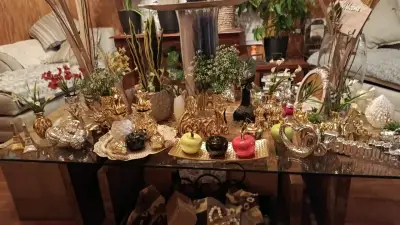Decoración de mesa con figuras doradas y frutales - miniatura 3
