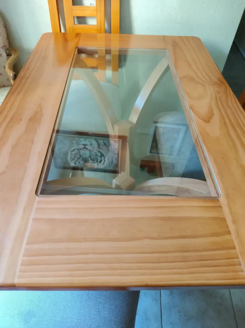 Mesa de comedor de madera con vidrio y sillas - 1