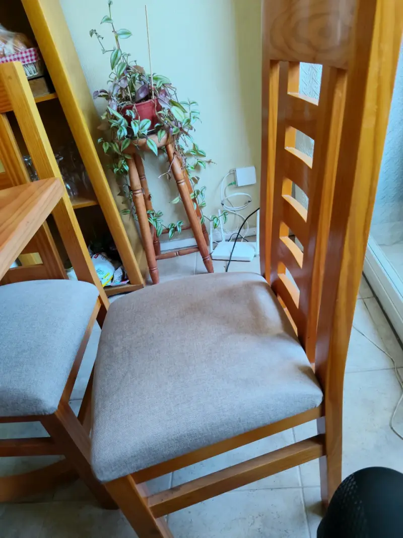 Mesa de comedor de madera con vidrio y sillas - 2