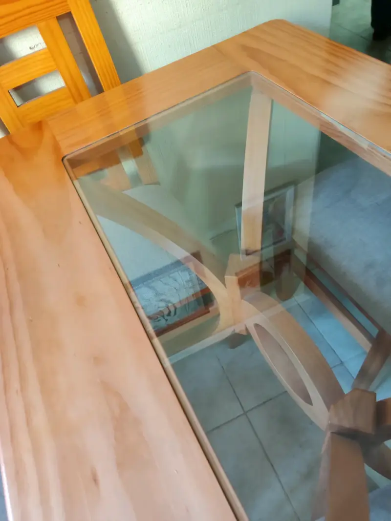 Mesa de comedor de madera con vidrio y sillas - 3
