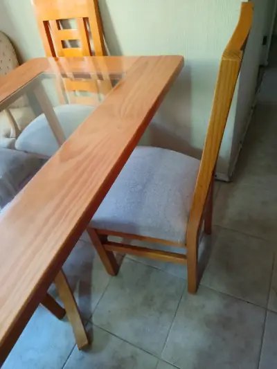 Mesa de comedor de madera con vidrio y sillas - miniatura 4