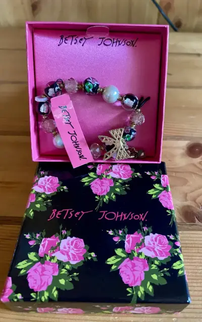 Pulsera Betsey Johnson con diseño floral y perlas - miniatura 1