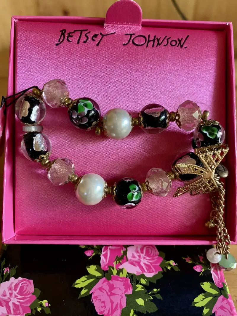 Pulsera Betsey Johnson con diseño floral y perlas - 2