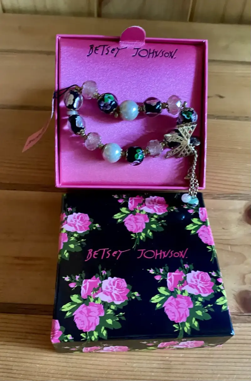 Pulsera Betsey Johnson con diseño floral y perlas - 3