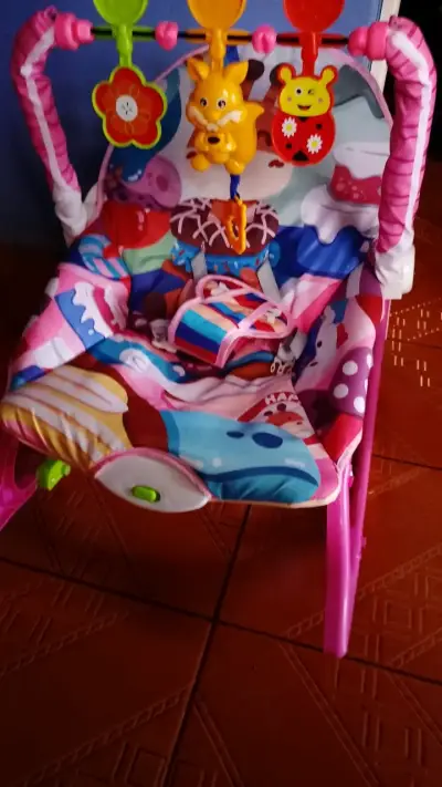 Silla mecedora para bebé con juguetes colgantes - miniatura 1