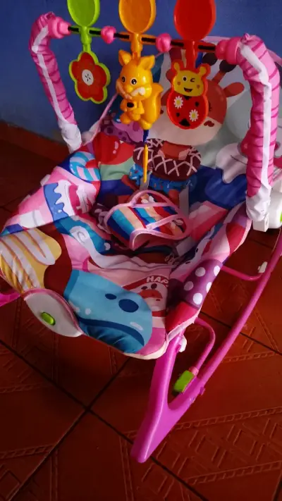 Silla mecedora para bebé con juguetes colgantes - miniatura 2