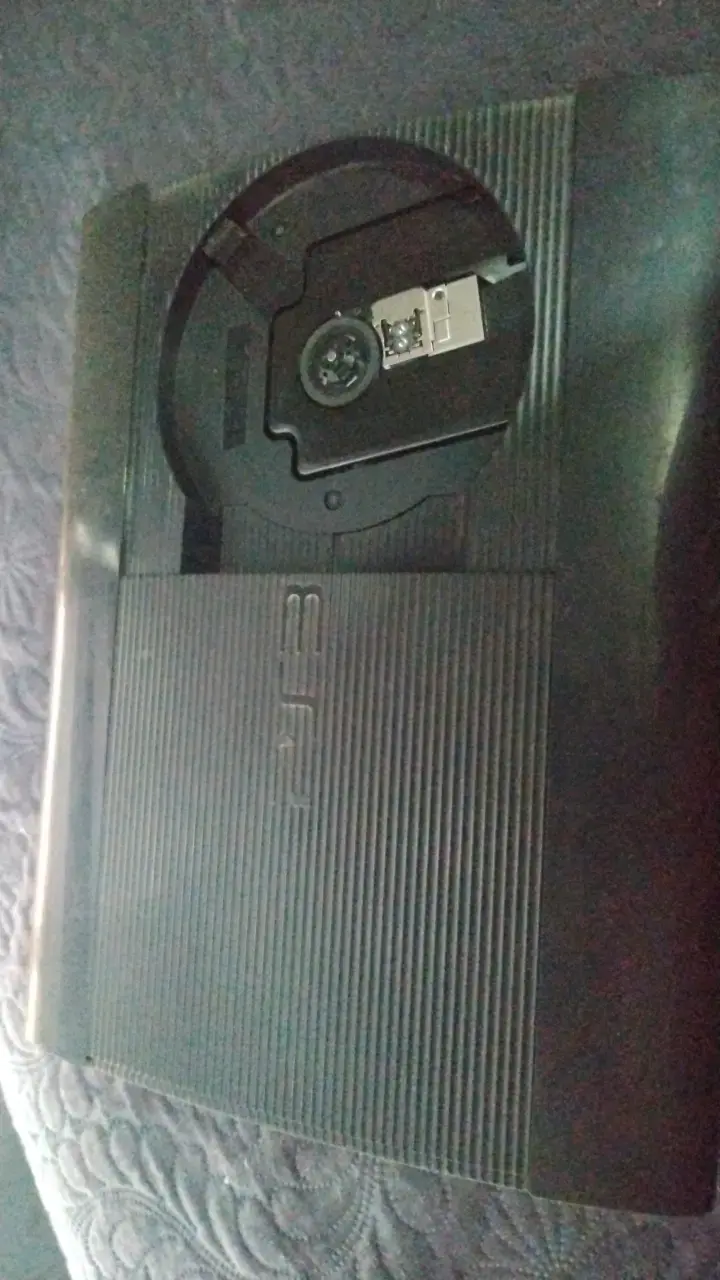 Consola PS3 con juegos y cables - 3