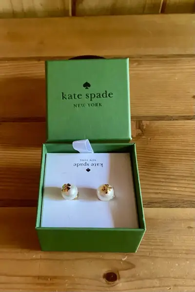 Aros de perla KATE SPADE  NEW YORK ,detalle dorado - miniatura 2