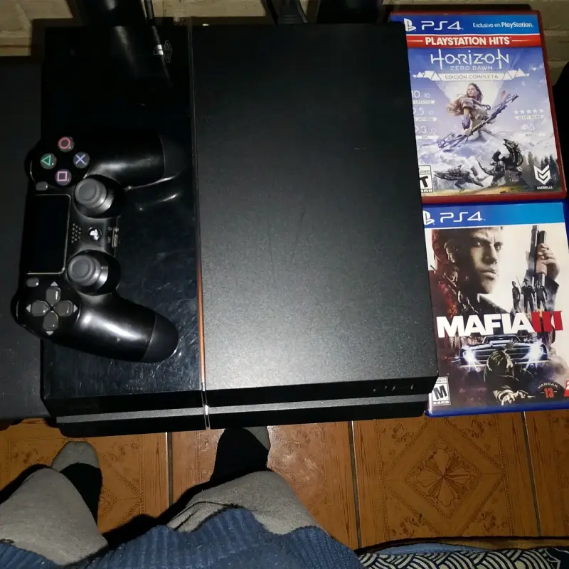 Consola PS4 con dos juegos y control - 1