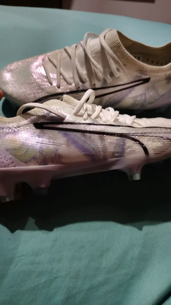 Botines de fútbol blancos con diseño moderno - 1