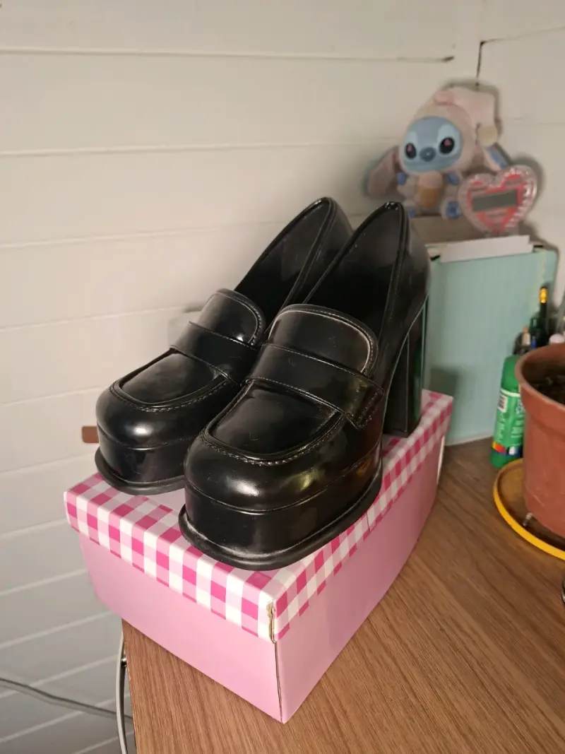 Zapatos de tacón alto negros elegantes