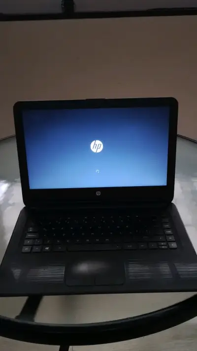 Notebook HP en buen estado - miniatura 2
