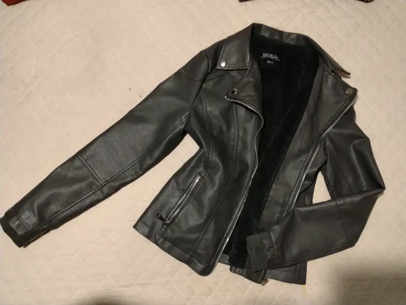 Chaqueta de cuero sintético negra para mujer - 1