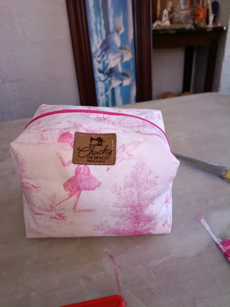 Neceser de tela con diseño floral rosa