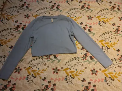 Crop top de mujer en celeste y negro - miniatura 1