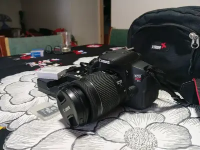 Cámara Canon EOS Rebel T5i con lente y accesorios - miniatura 3