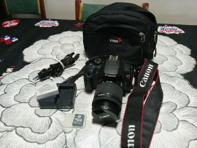 Cámara Canon EOS Rebel T5i con lente y accesorios - miniatura 4