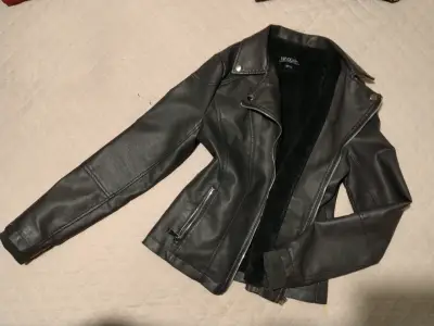 Chaqueta de cuero sintético negra para mujer - miniatura 1