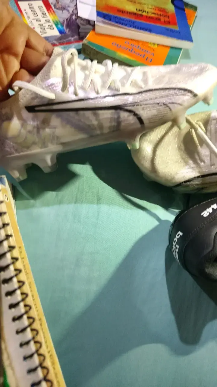 Botines de fútbol blancos con diseño moderno - 2