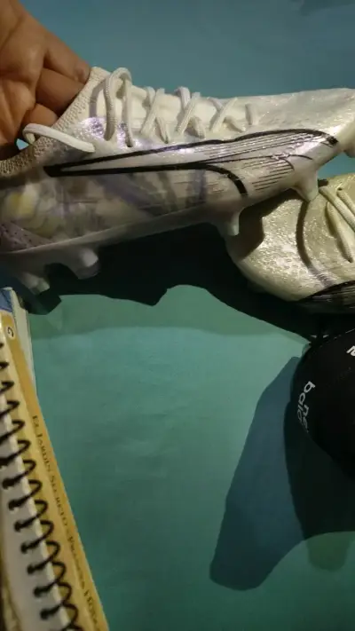 Botines de fútbol blancos con diseño moderno - miniatura 3