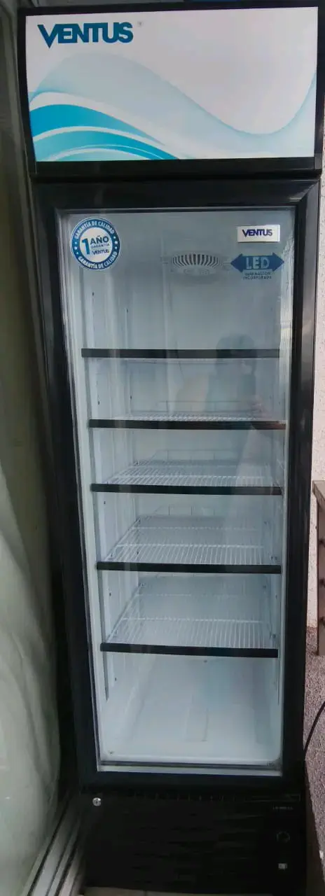 Refrigerador Expositor Ventus con Puerta de Vidrio