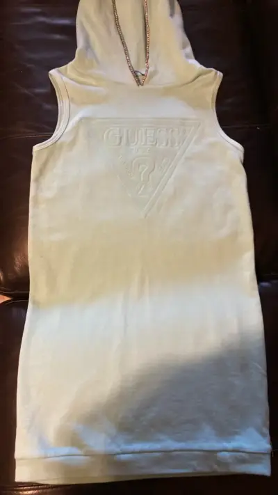 Vestido sin mangas Guess con capucha - miniatura 1