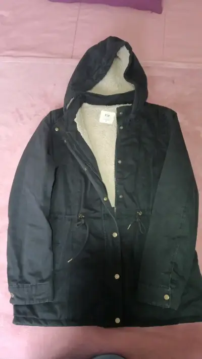 Parka negra con capucha y forro de lana - miniatura 1
