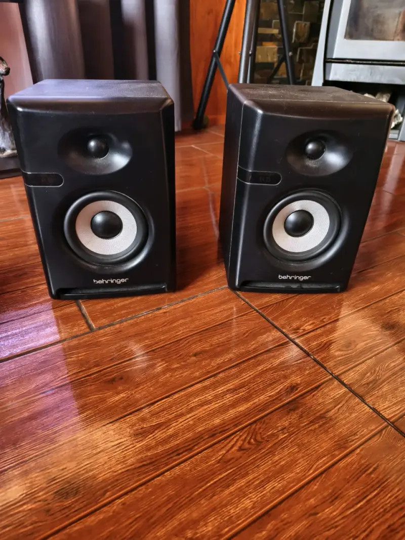 Parlantes de estudio Behringer K5 en buen estado - 1