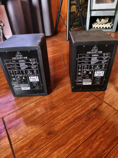 Parlantes de estudio Behringer K5 en buen estado - miniatura 2