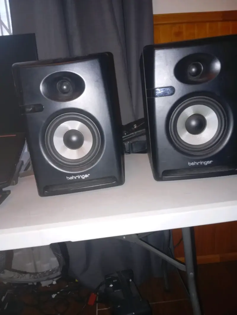 Parlantes de estudio Behringer K5 en buen estado - 3