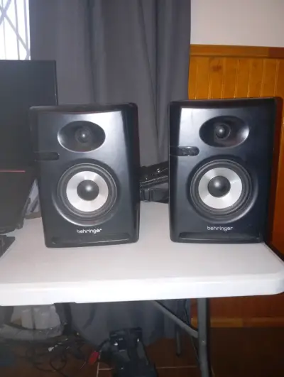 Parlantes de estudio Behringer K5 en buen estado - miniatura 4