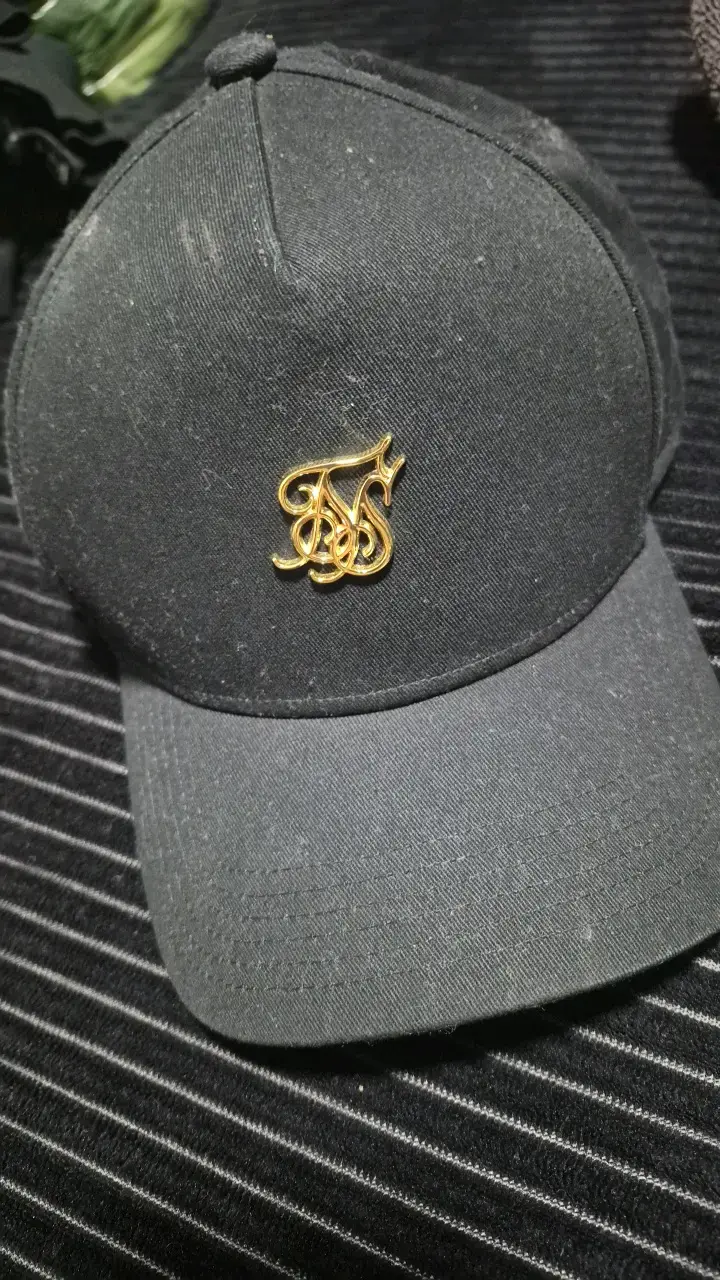Gorra negra SikSilk con logo dorado - 1