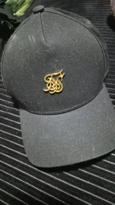 Gorra negra SikSilk con logo dorado - miniatura 1