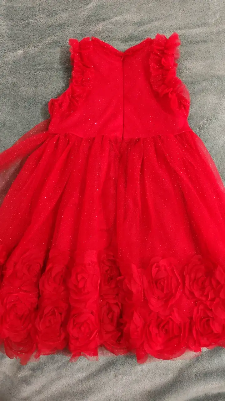 Vestido rojo para niña con detalles de rosas - 2