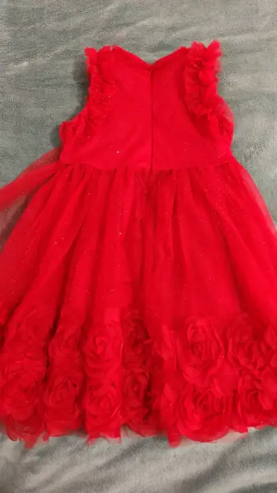 Vestido rojo para niña con detalles de rosas - miniatura 2