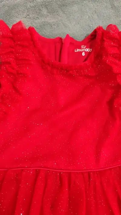 Vestido rojo para niña con detalles de rosas - miniatura 3