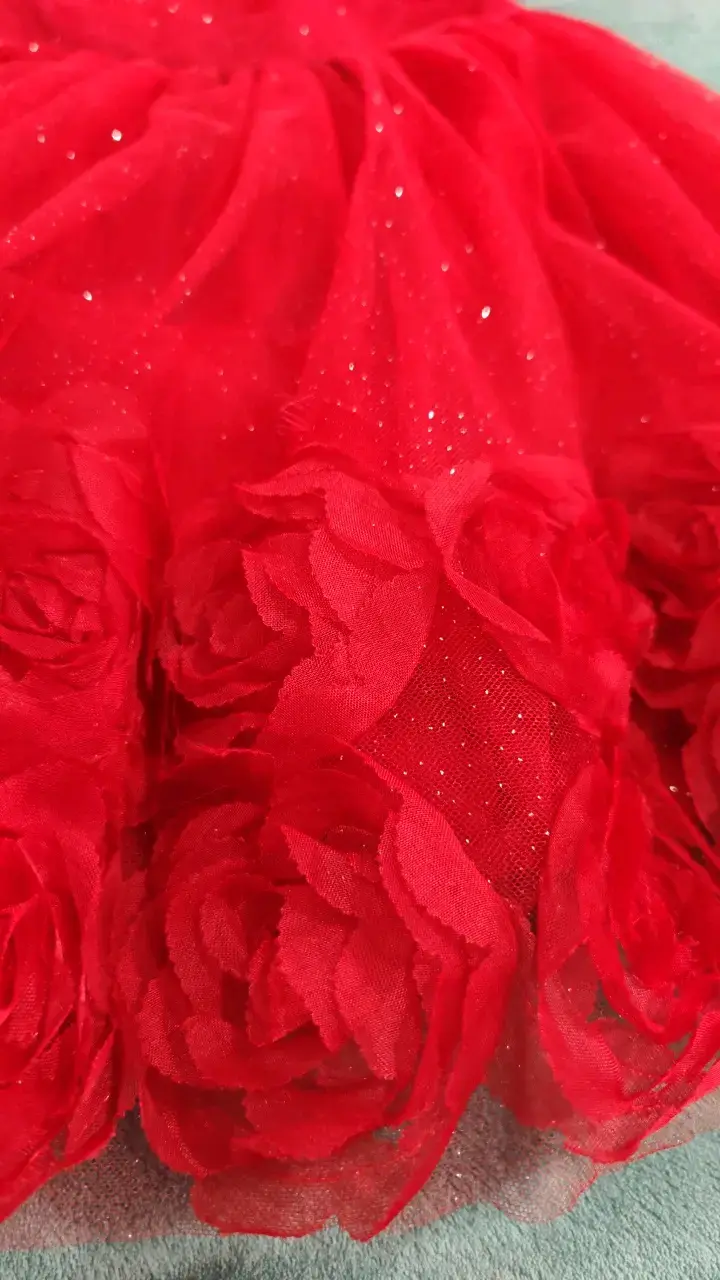 Vestido rojo para niña con detalles de rosas - 4