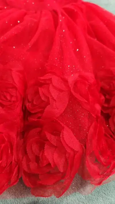 Vestido rojo para niña con detalles de rosas - miniatura 4