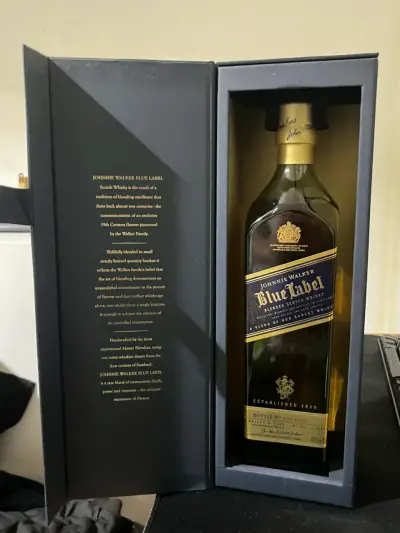 Whisky Johnnie Walker Blue Label en caja de lujo - miniatura 2