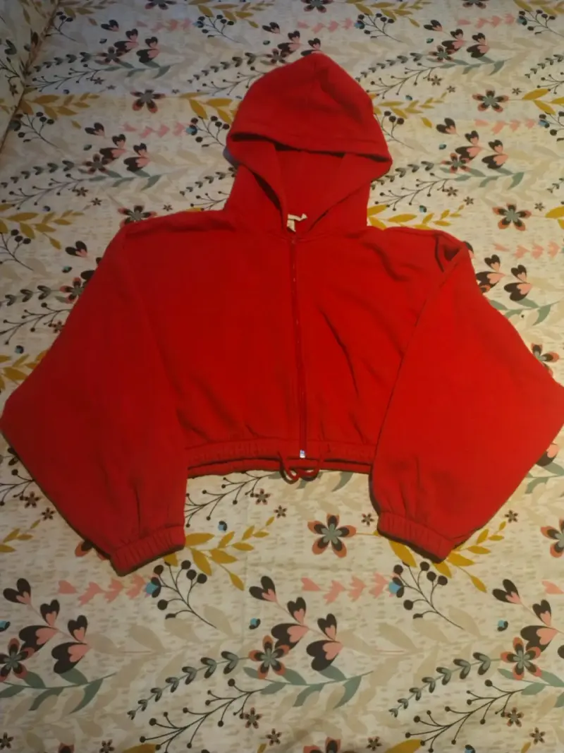 Polerón rojo con capucha para mujer